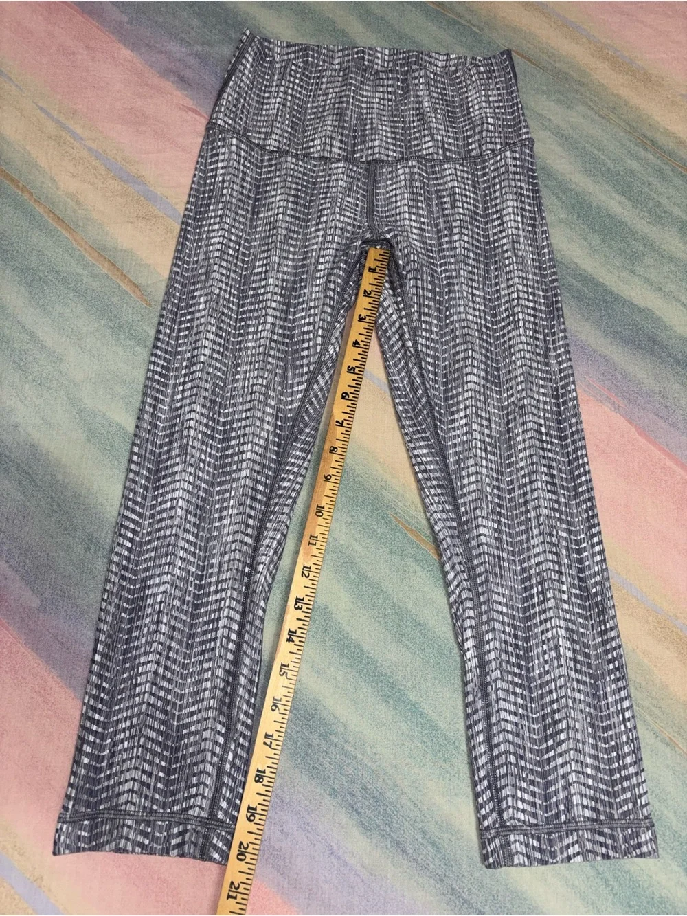 Lululemon Wunder Under Crop Arrow Jacquard size 6